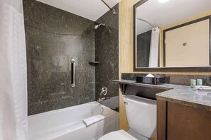 Suite, 1 kingsize-seng med sovesofa, ikke-røyk, hjørnerom (with Sofabed) | Bad | Dusj, toalettartikler (inkludert), hårføner og håndklær