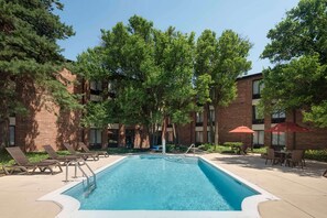 Una piscina al aire libre, tumbonas