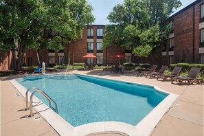 Outdoor pool, pool loungers - Best Western Chicago - Downers Grove (Downers Grove)
