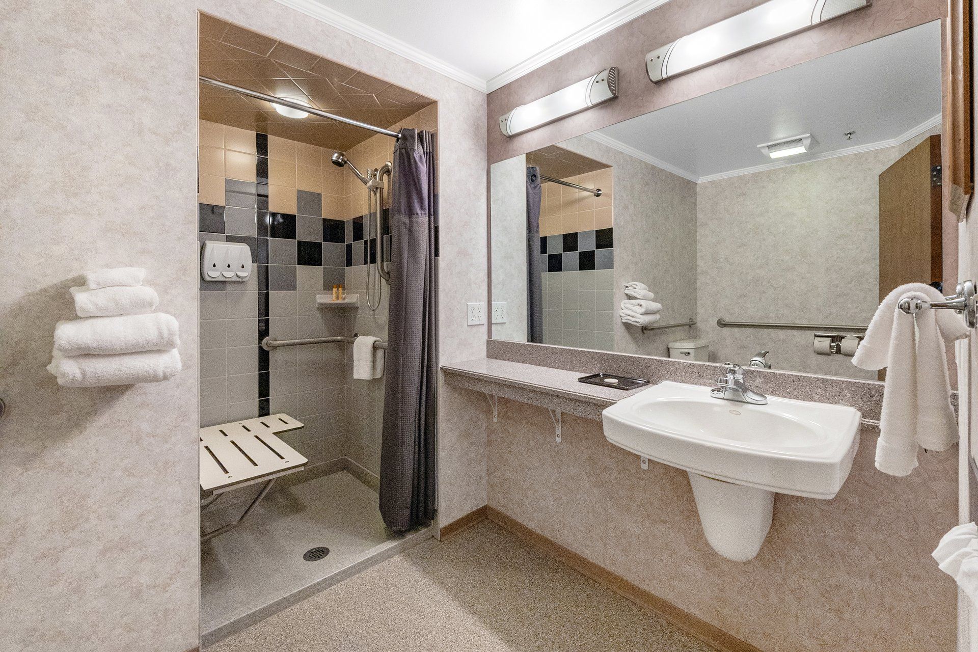 Deluxe Room, 1 King Bed, Accessible | Bathroom