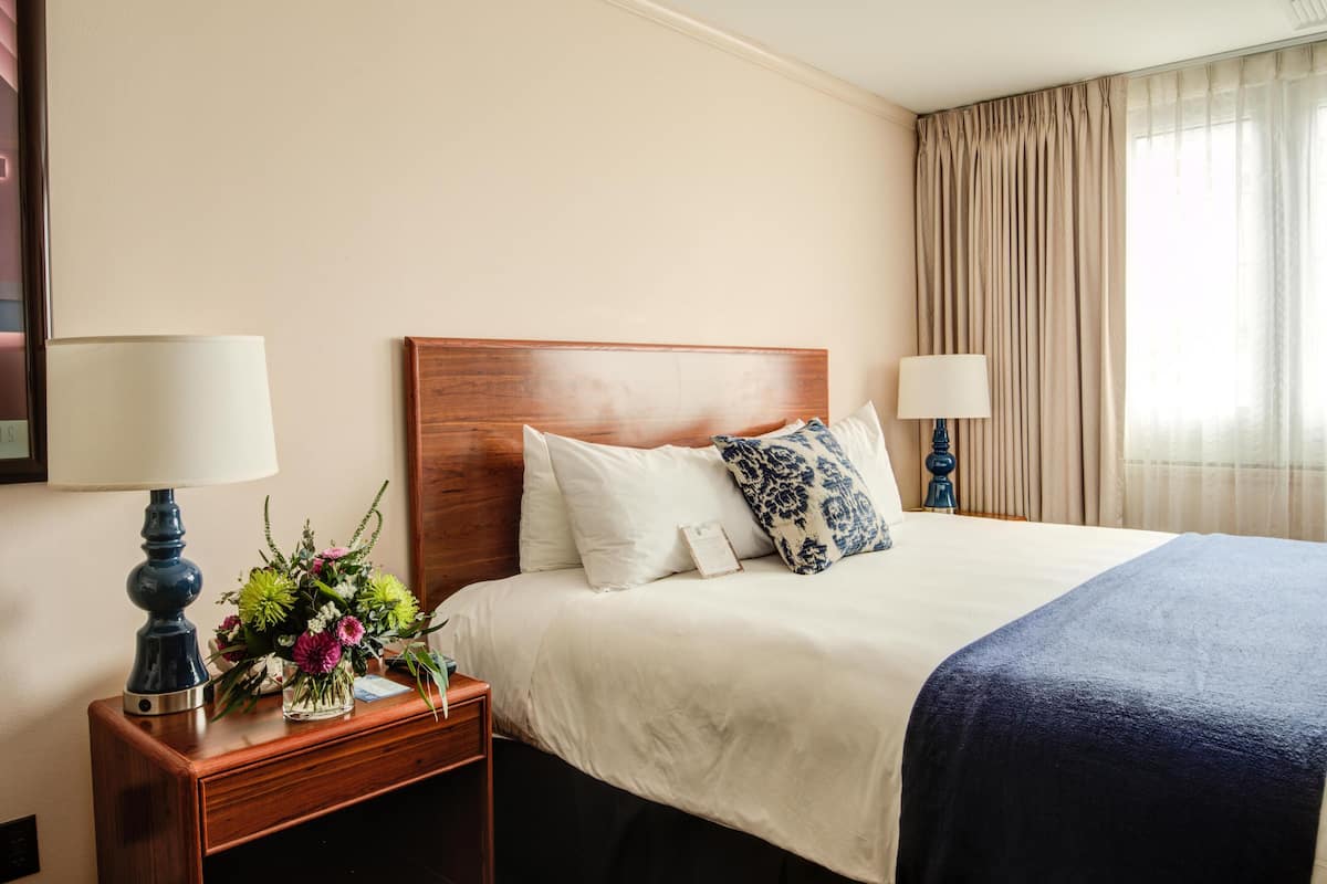 Deluxe Room, 1 King Bed, Accessible | Premium bedding, pillowtop beds, in-room safe, desk