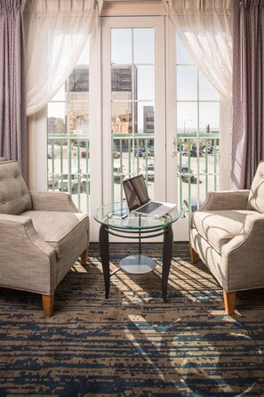 42-inch flat-screen TV with cable channels, TV, pay films - The Voyager Inn (Anchorage)