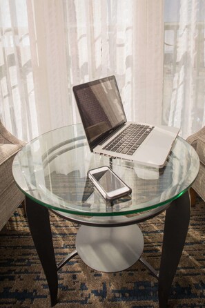 小型套房, 2 张双人床 | 客房景观