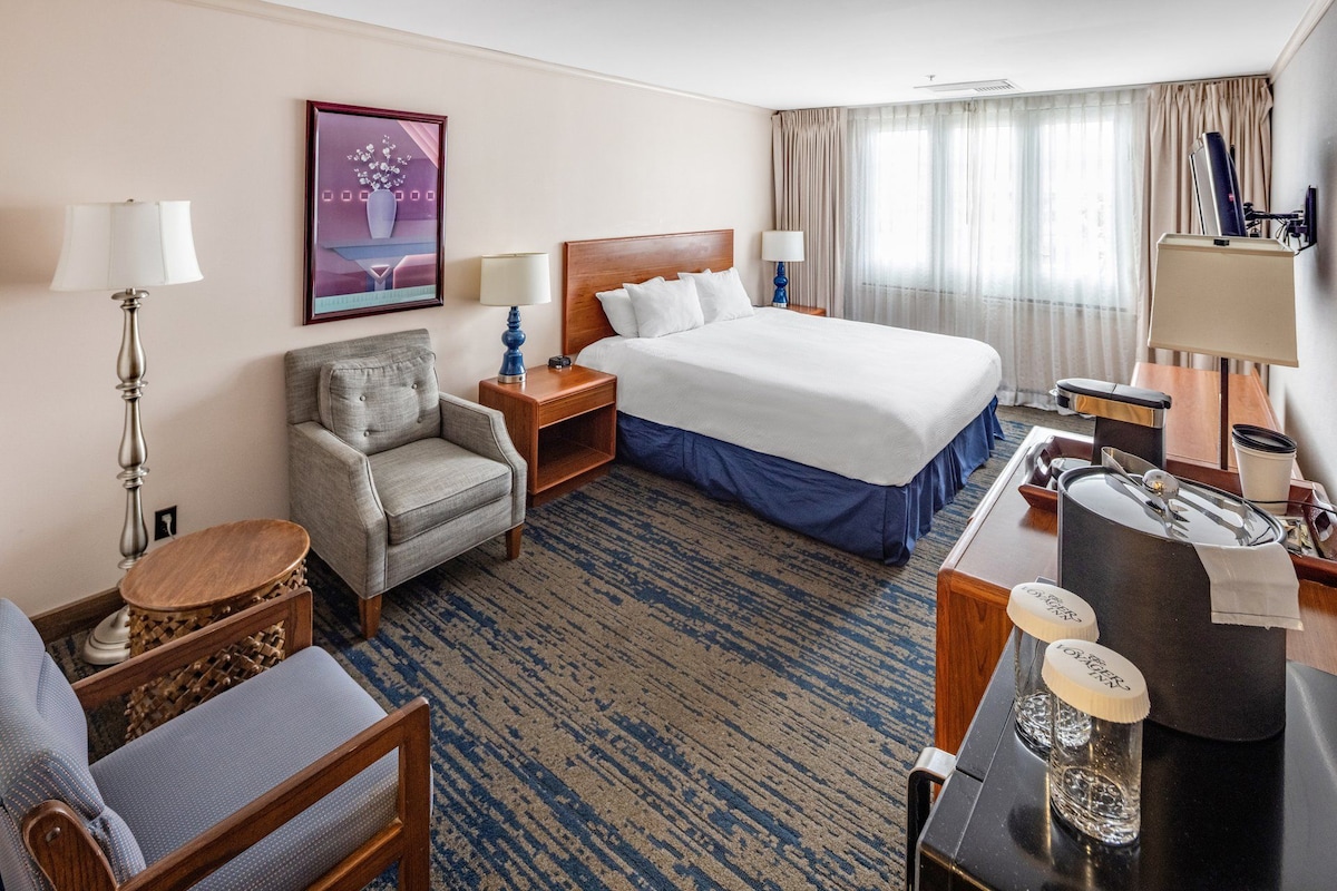 Deluxe Room, 1 King Bed, Accessible | Premium bedding, pillowtop beds, in-room safe, desk