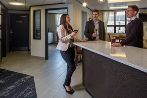 Lobby lounge - The Voyager Inn (Anchorage)