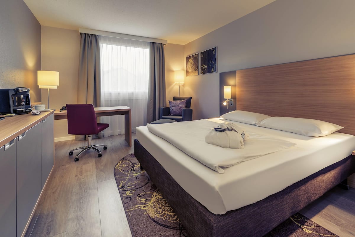 Hypo-allergenic bedding, in-room safe, desk, laptop workspace