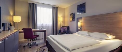 Dobbeltrom – standard, 1 dobbeltseng | Allergitestet sengetøy, safe på rommet og skrivebord