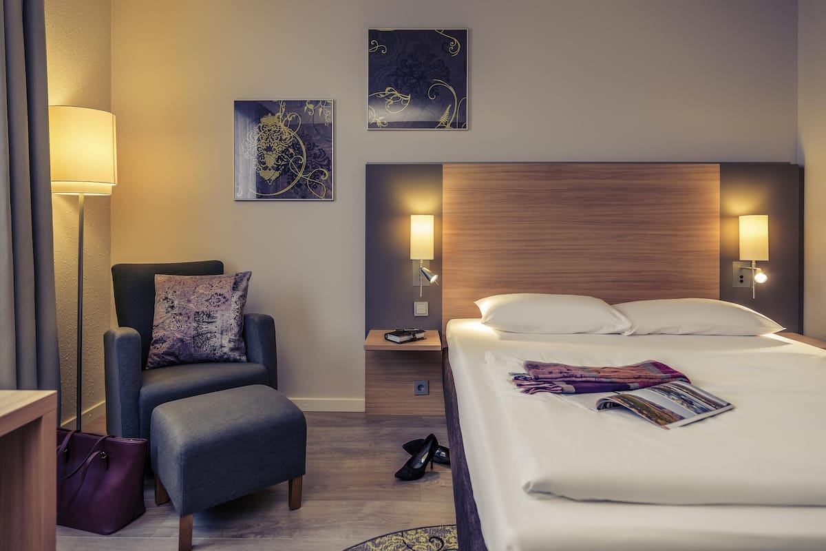 Hypo-allergenic bedding, in-room safe, desk, laptop workspace