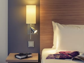 Ropa de cama hipoalergénica y caja de seguridad en la habitación