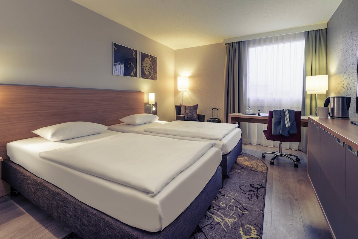 Hypo-allergenic bedding, in-room safe, desk, laptop workspace