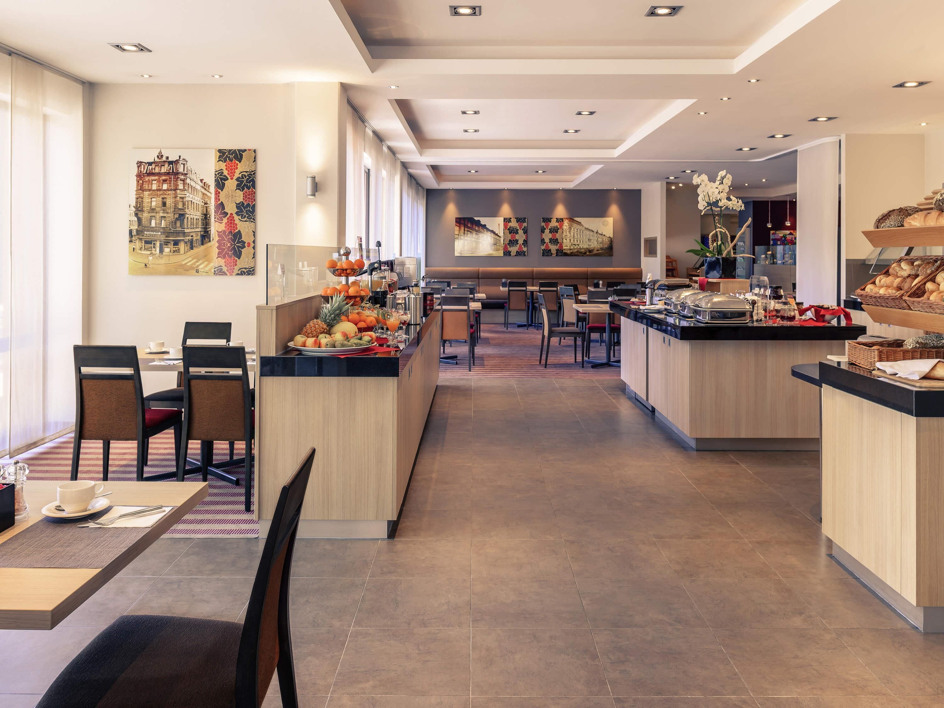 Petit déjeuner buffet (23 EUR par personne)