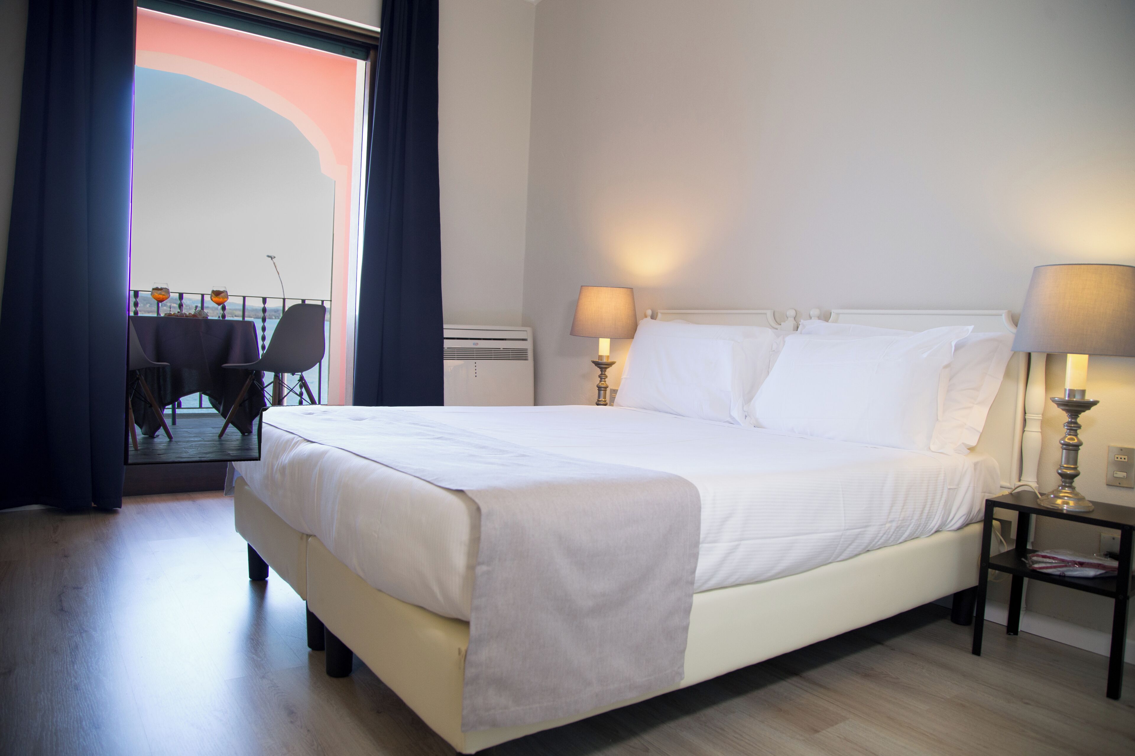 Minibar, brankas, meja kerja, dan setrika/meja setrika