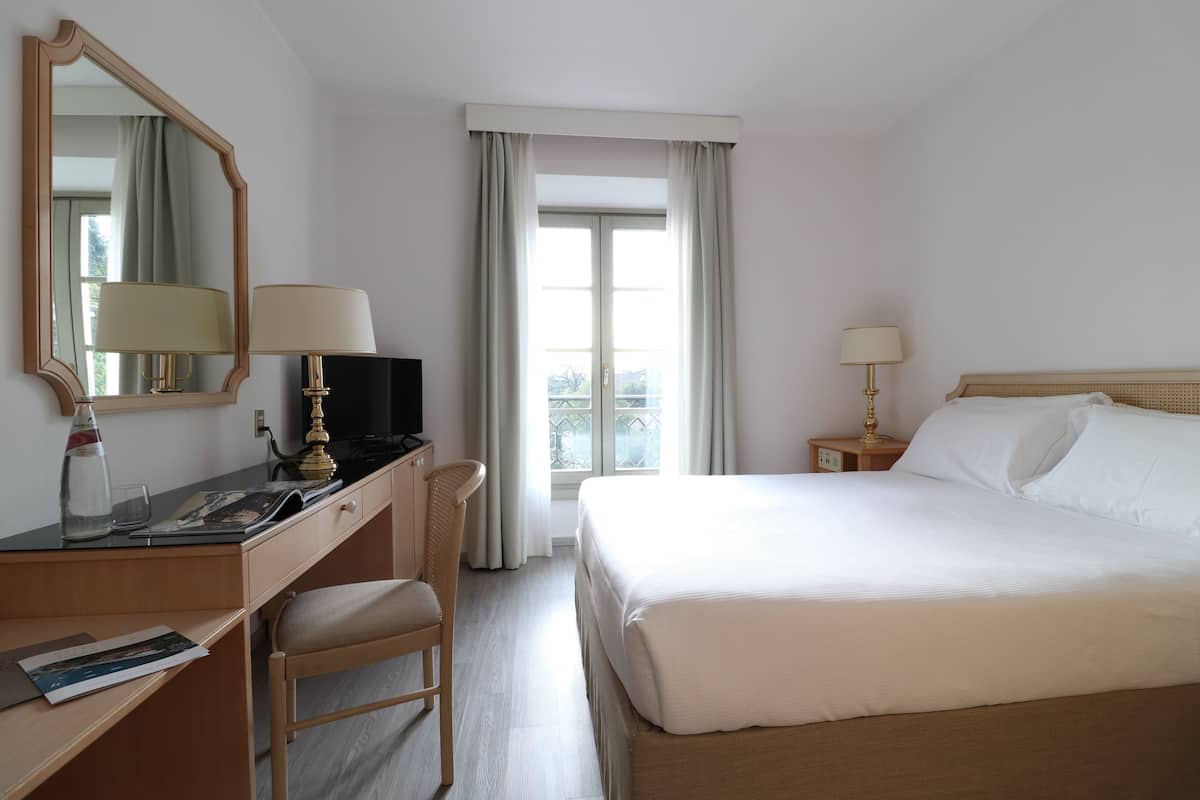 Minibar, coffres-forts dans les chambres, bureau