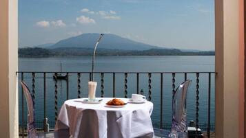 Minibar, caja fuerte, escritorio y tabla de planchar con plancha
