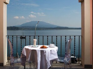 Minibar, in-room safe, desk, iron/ironing board