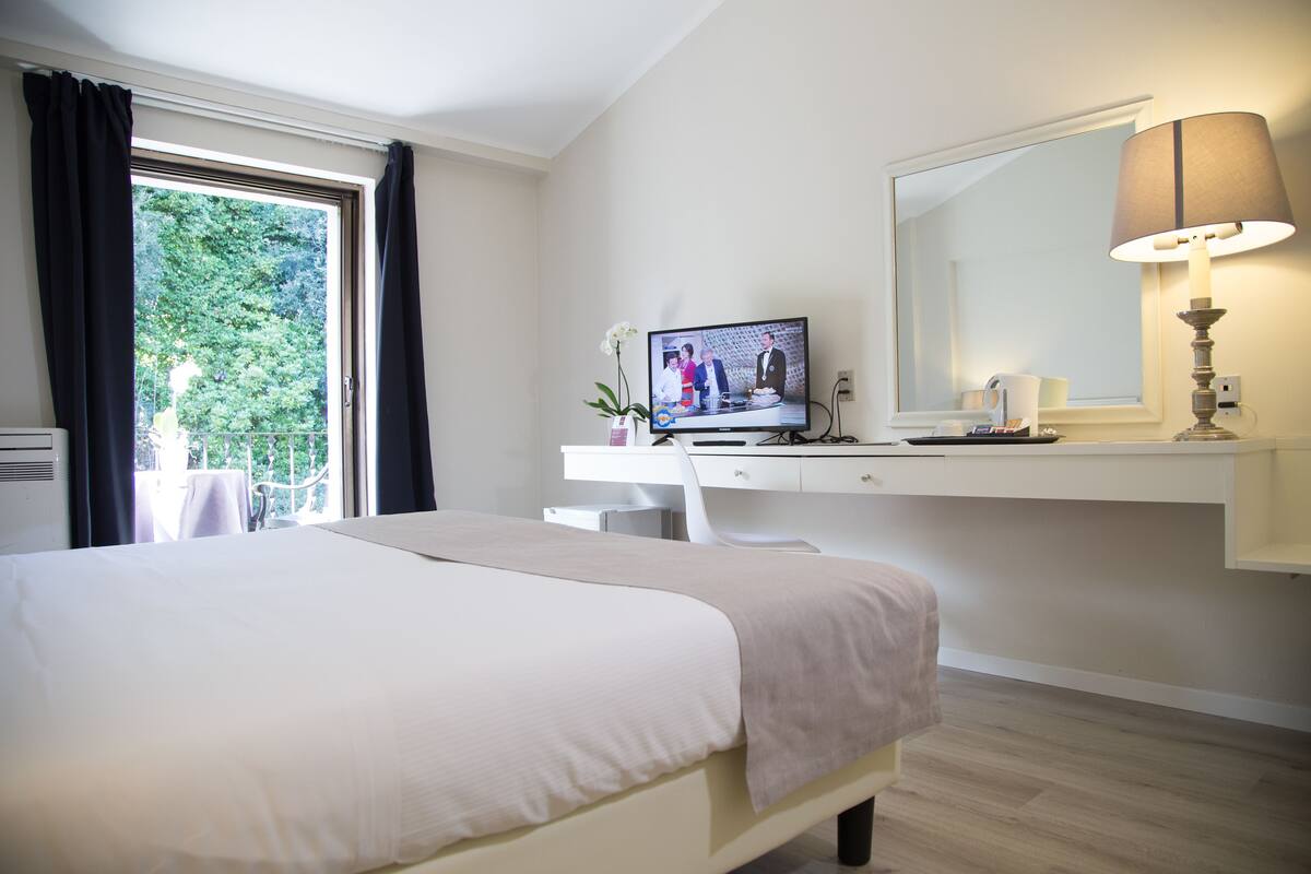 Minibar, coffres-forts dans les chambres, bureau