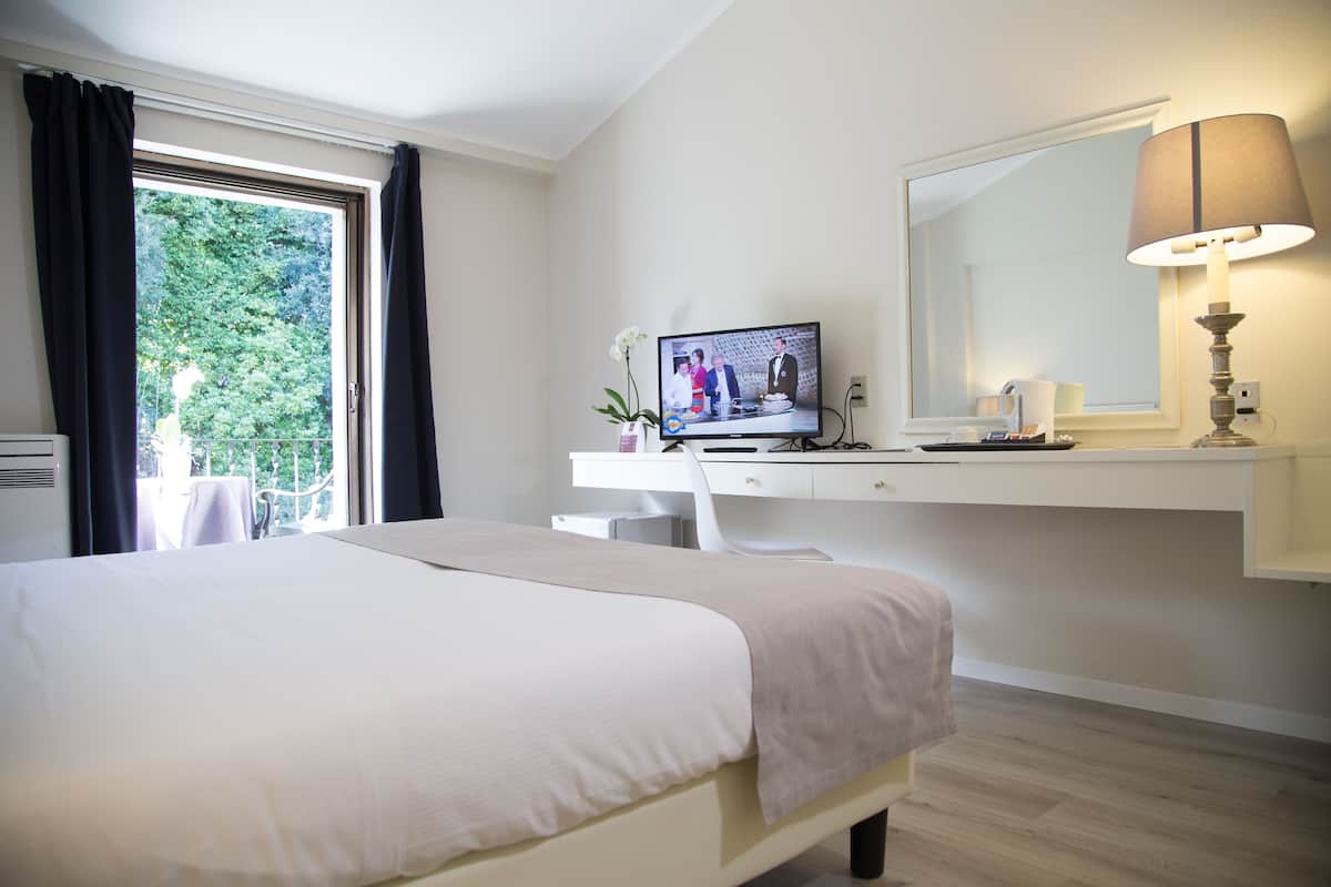 Minibar, in-room safe, desk, iron/ironing board