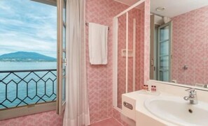 Gratis toiletartikelen, een haardroger, een bidet, handdoeken