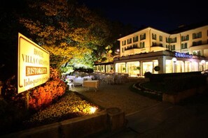 Voorkant accommodatie - avond/nacht