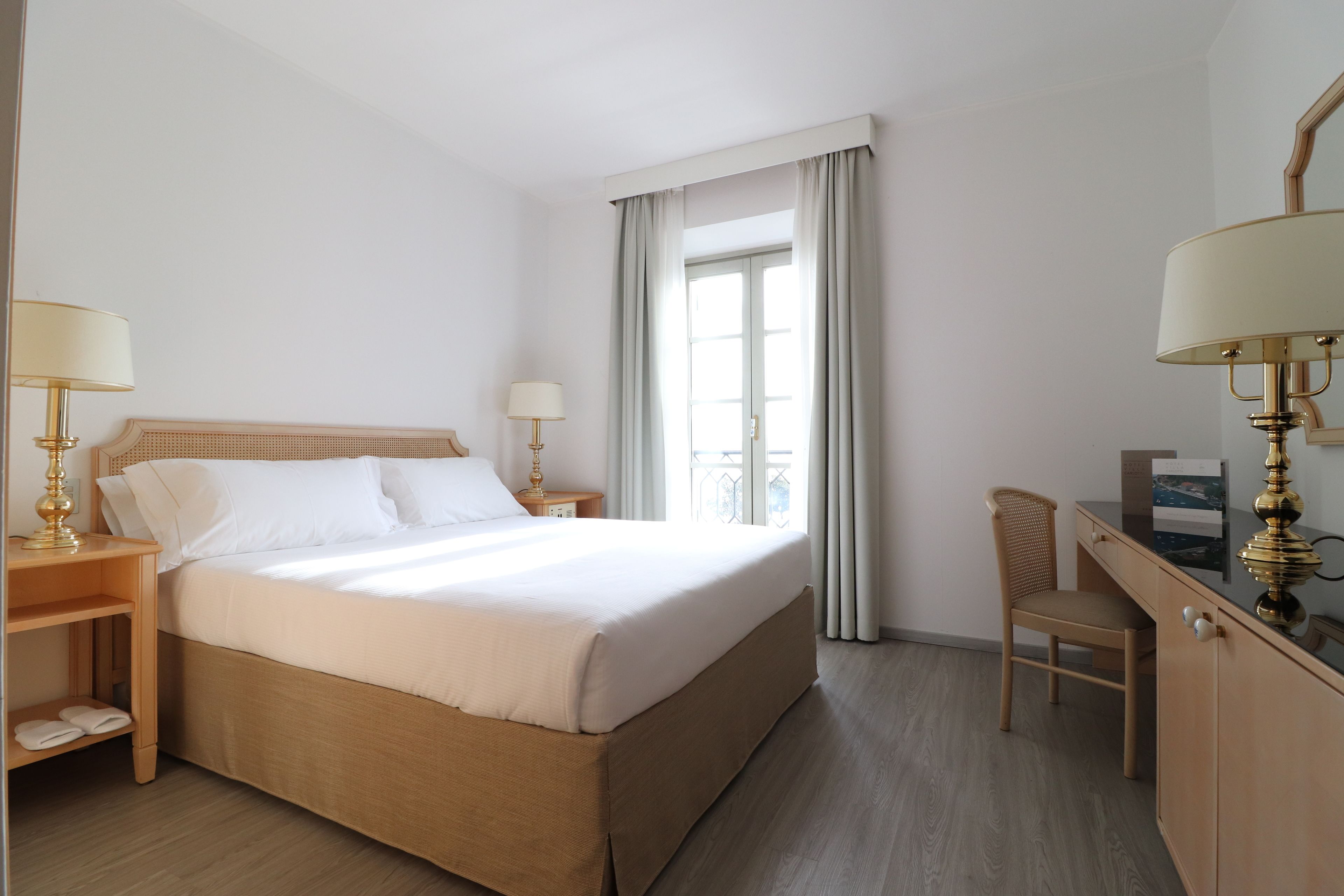 Minibar, safe på rommet, skrivebord og strykejern/-brett