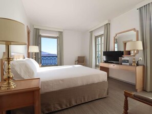 1 chambre, minibar, coffres-forts dans les chambres, bureau