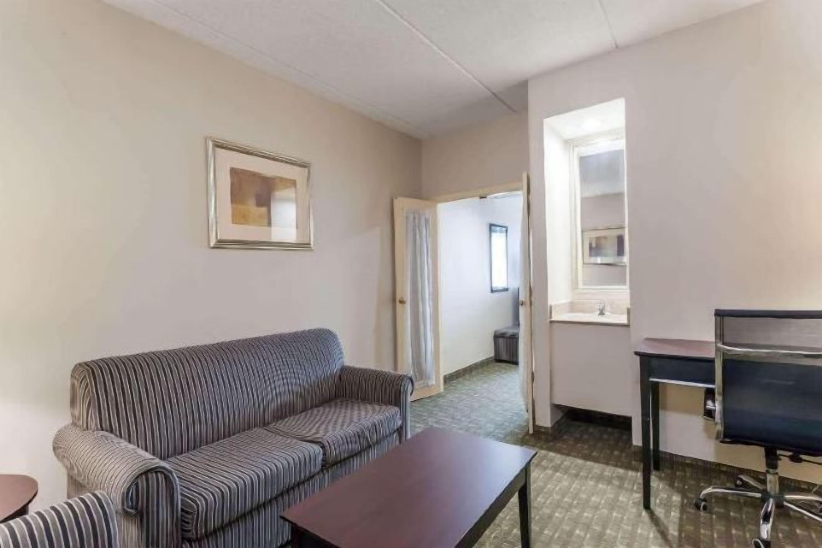 Living area | 32-inch LCD TV with cable channels, TV