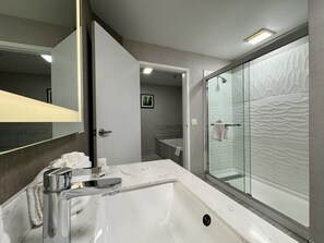 Deluxe-Zimmer, 1 King-Bett, Nichtraucher, Whirlpool | Dusche im Bad