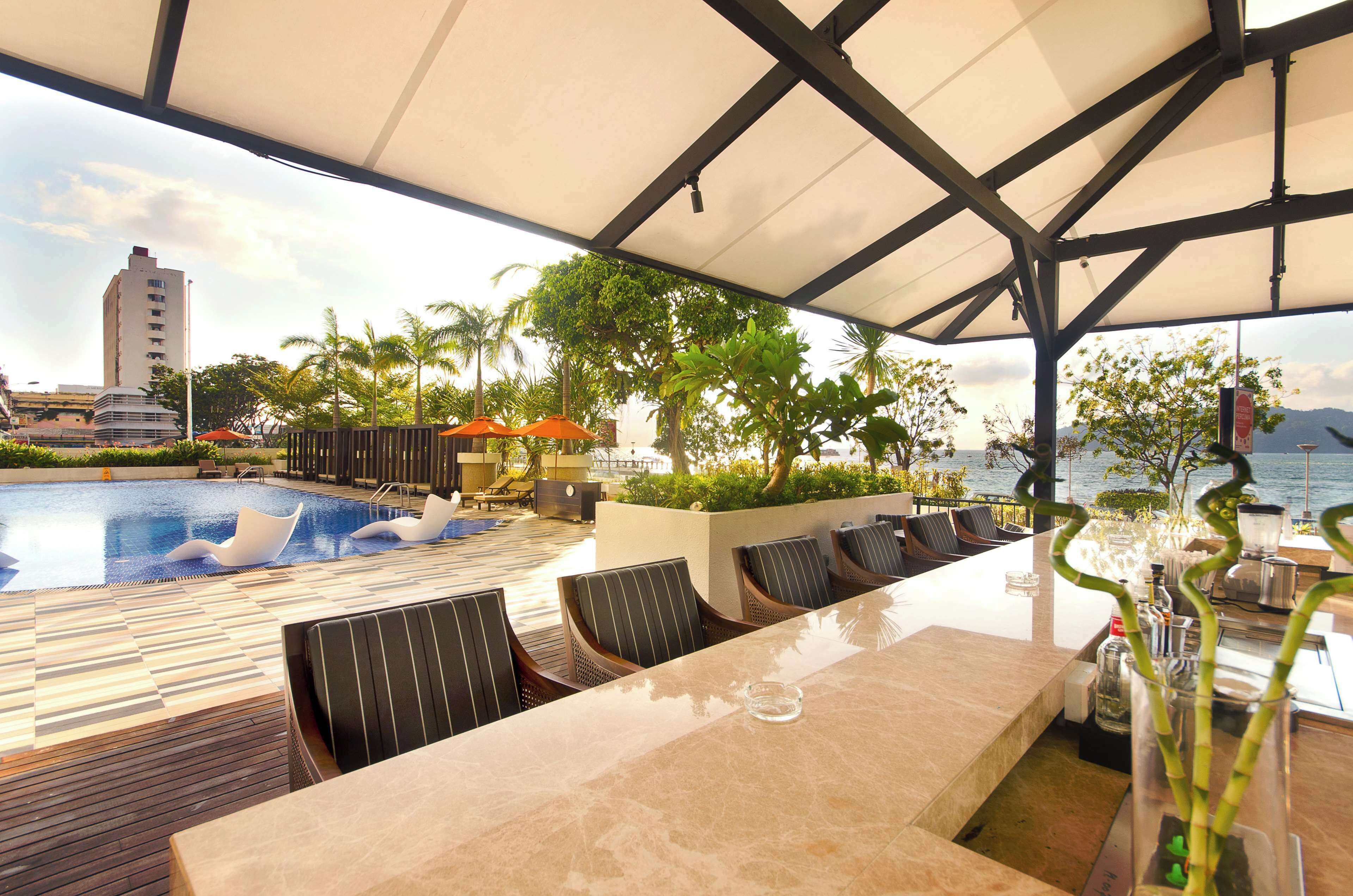 2 bars/lounges, lobby lounge, cocktail bar