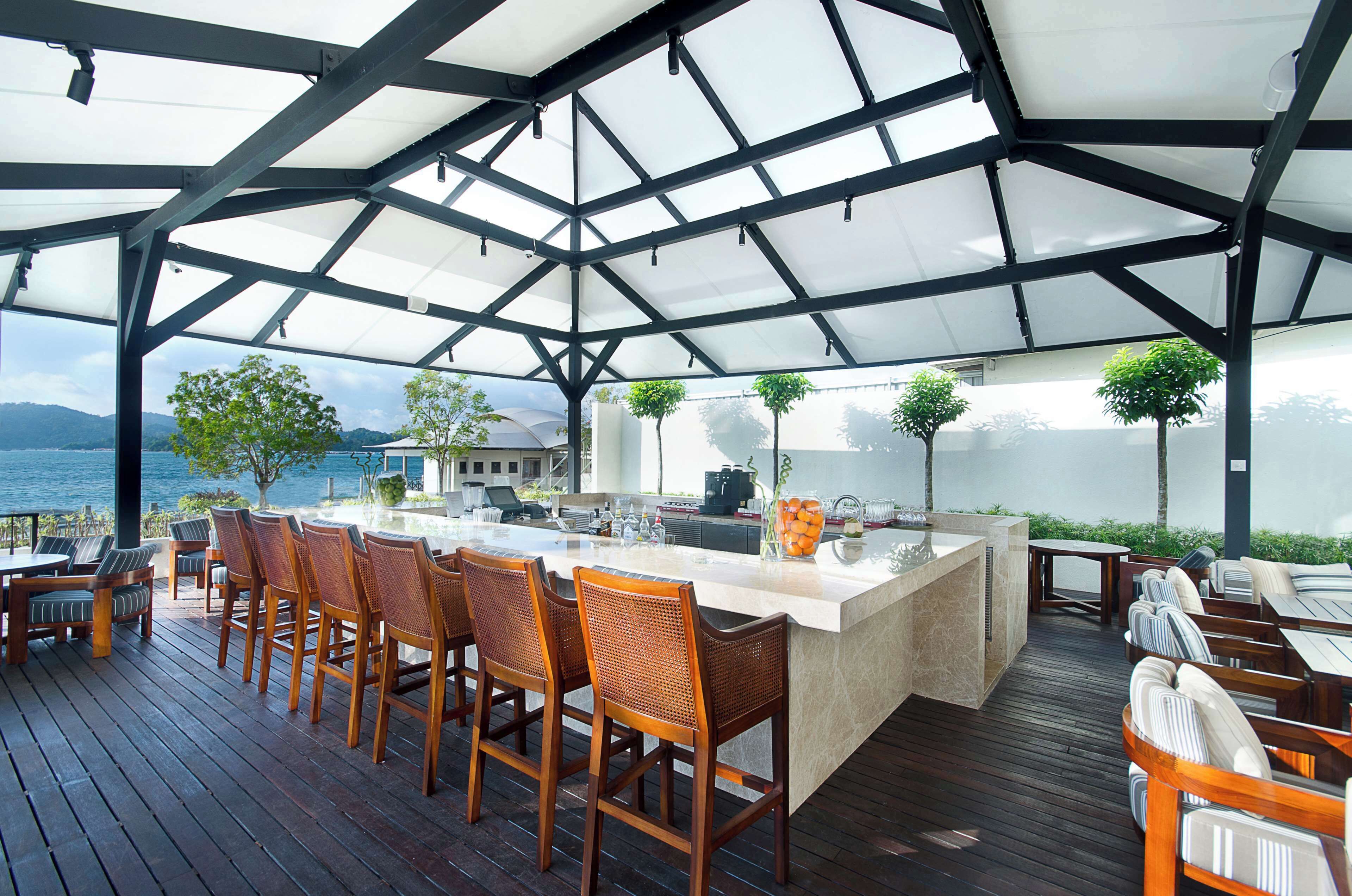 2 bars/lounges, lobby lounge, cocktail bar