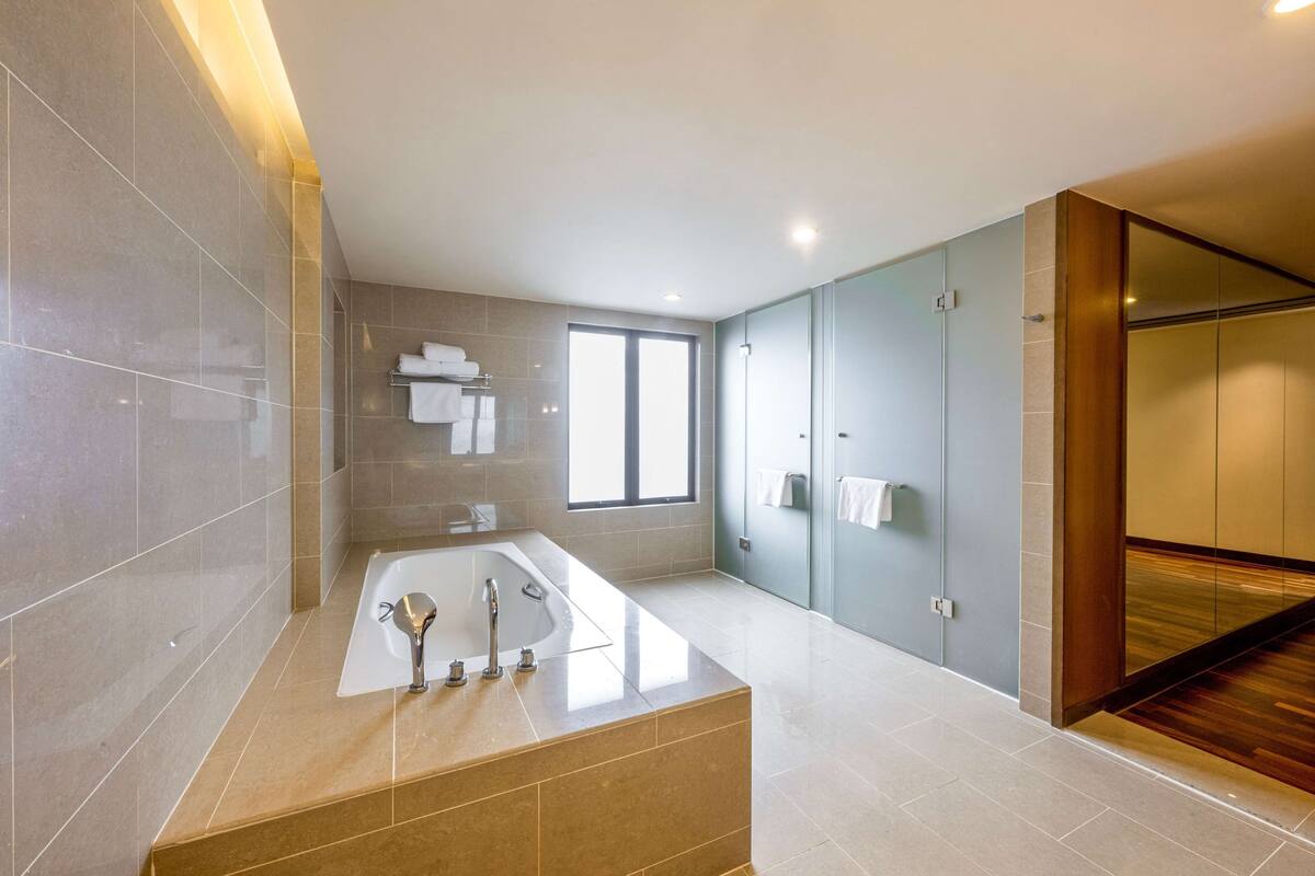 regency, executive suite | bathroom | shower, rainfall showerhead, free toiletries, hair dryer