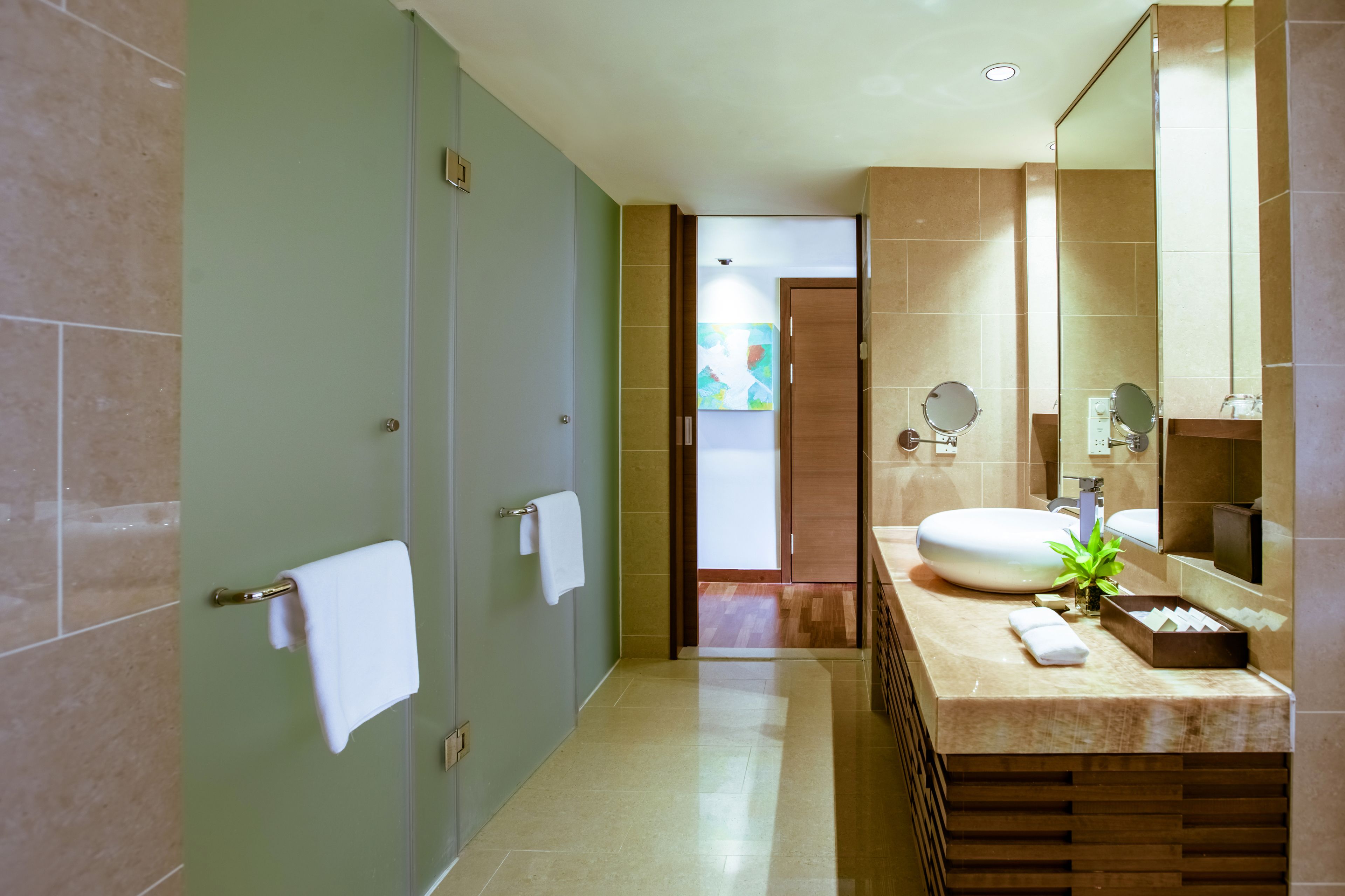 Une salle de bain moderne avec un meuble-lavabo, un grand miroir et des toilettes.