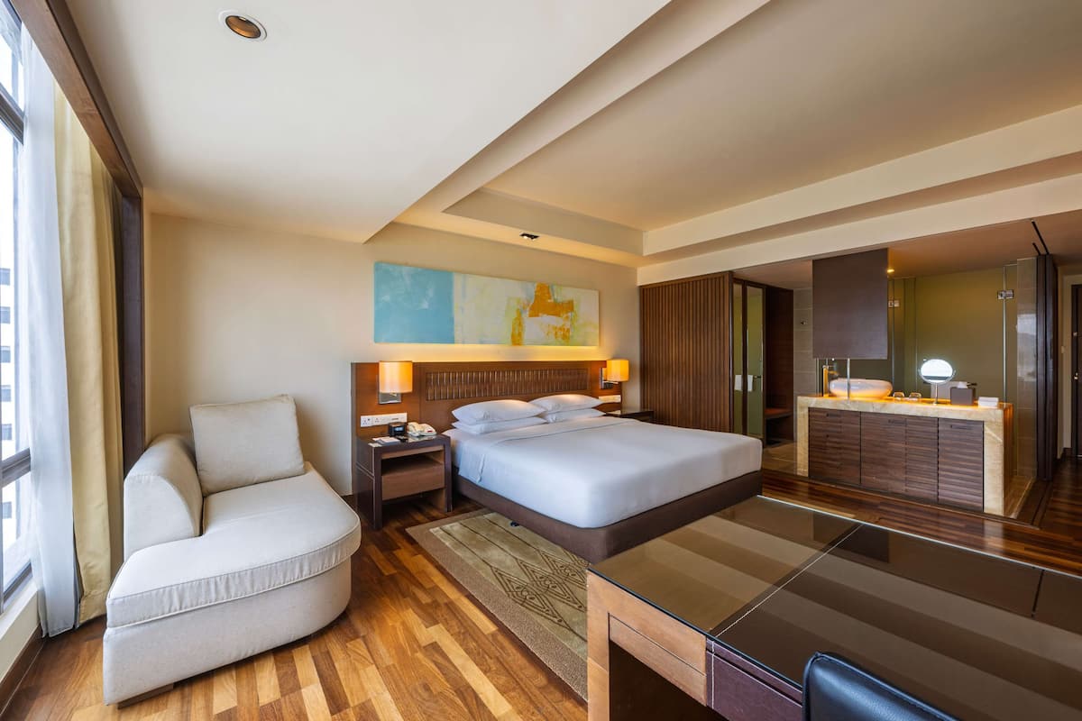Club Room, 1 King Bed | 1 bedroom, in-room safe, desk, iron/ironing board