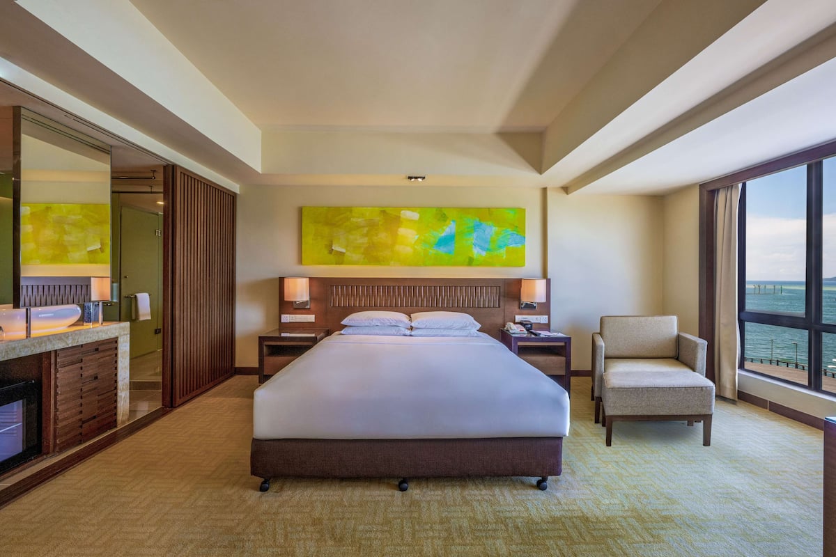Room, 1 King Bed, Sea View | 1 bedroom, in-room safe, desk, iron/ironing board