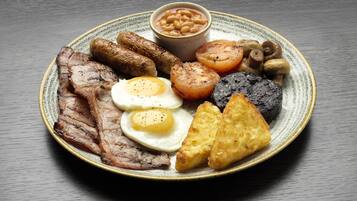 Se ofrece un desayuno bufé (17.95 GBP por persona)