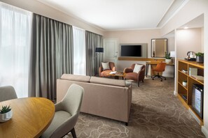 Suite, 1 cama de matrimonio grande, Acceso al salón del club (Super King) | Sábanas de algodón egipcio, ropa de cama de alta calidad, minibar