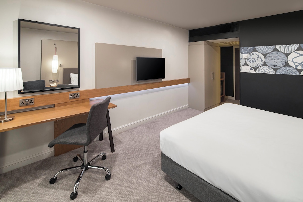 Egyptian cotton sheets, premium bedding, minibar, in-room safe