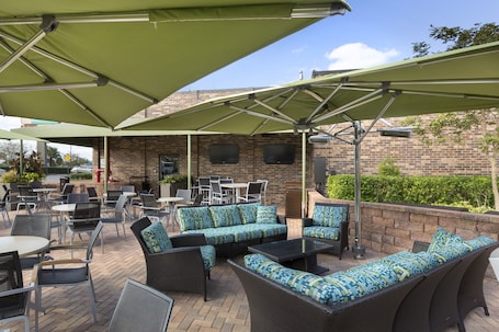 Lobby lounge, alfresco dining, open daily. Rosen Inn International