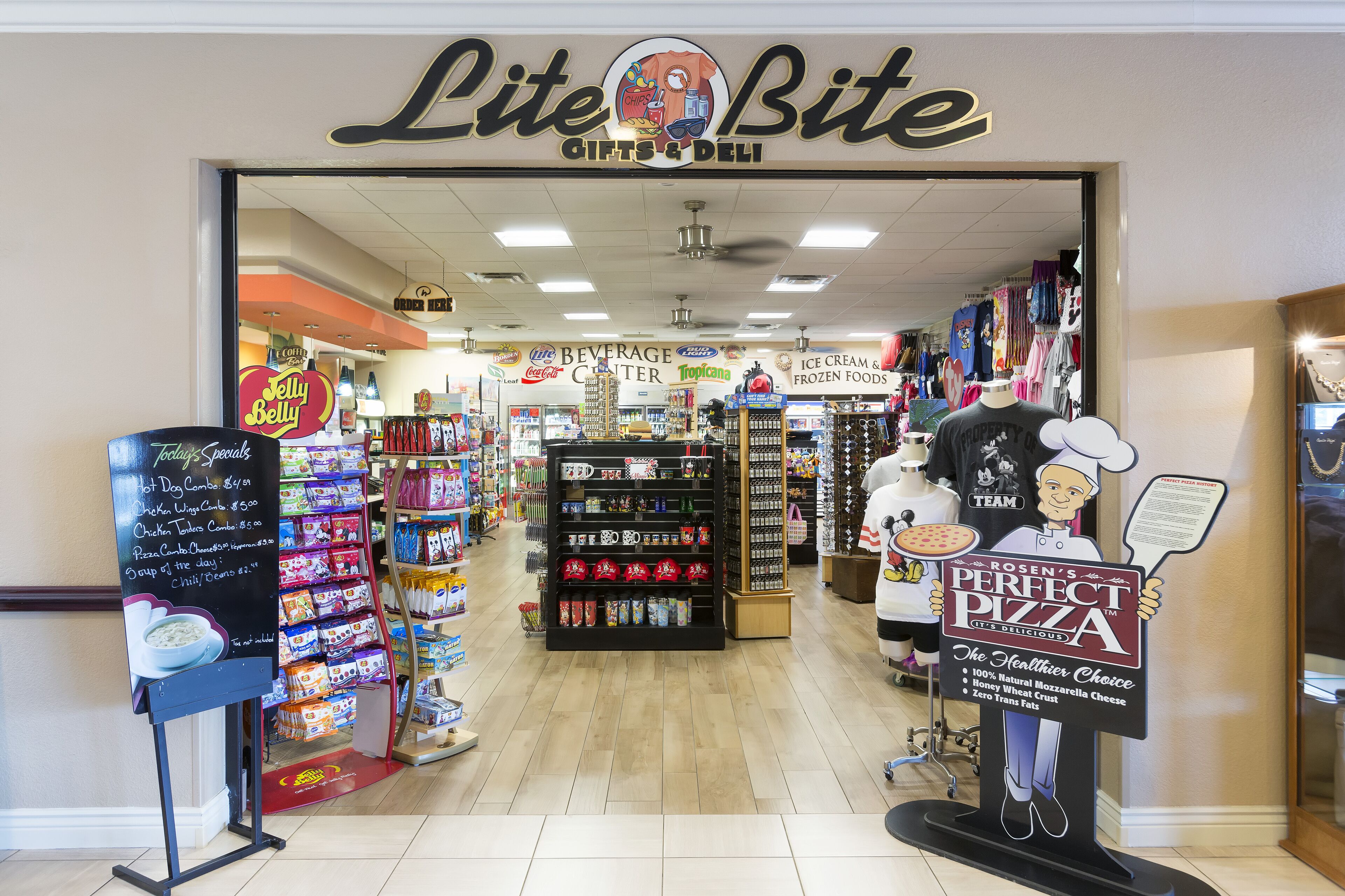 Entrada de una tienda con un letrero que dice "Lite Bite Gifts & Deli".