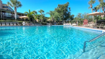 2 piscines extérieures, parasols de plage, chaises longues