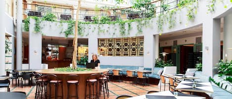 Petit déjeuner, déjeuner et dîner servis sur place