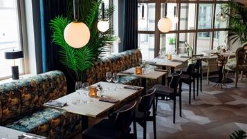 早餐,供應午餐和晚餐