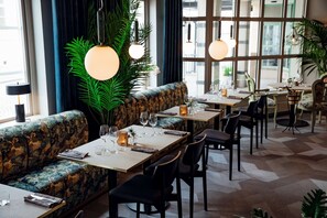 供应早餐、午餐和晚餐