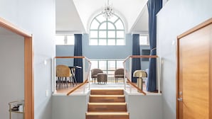 스위트, 침대(여러 개), 금연 (Living Room) | 1 개의 침실, 객실 내 금고, 책상, 노트북 작업 공간