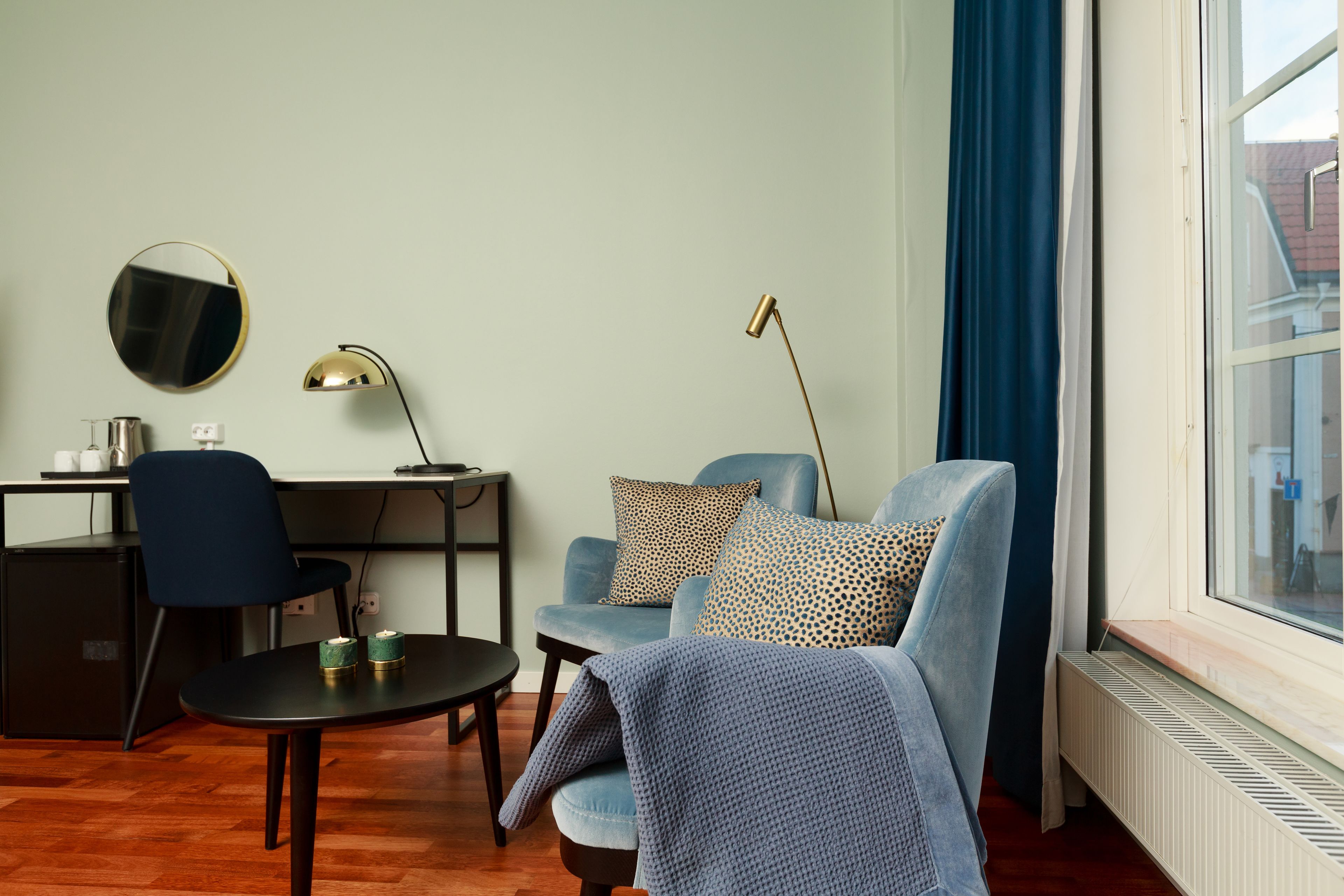 standard room, 1 king bed, non smoking, bathtub | in-room safe, desk, laptop workspace, iron/ironing board