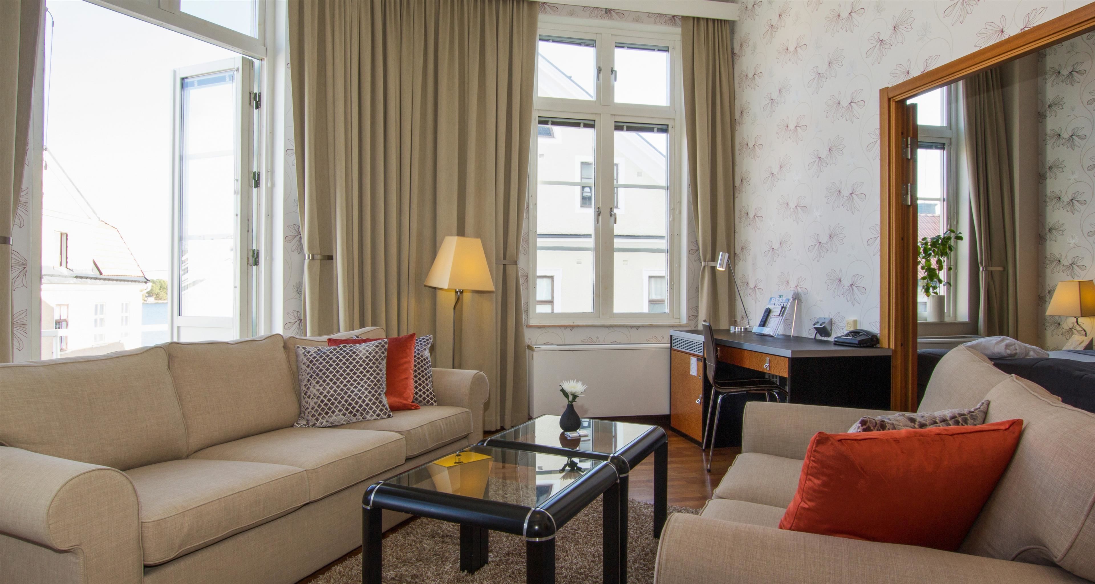 Suíte, 3 camas de solteiro, para não fumantes, banheira | 1 quarto, cofres nos quartos, escrivaninha