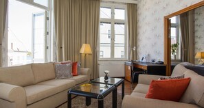 Suite, 3 Single Beds, Non Smoking, Bathtub