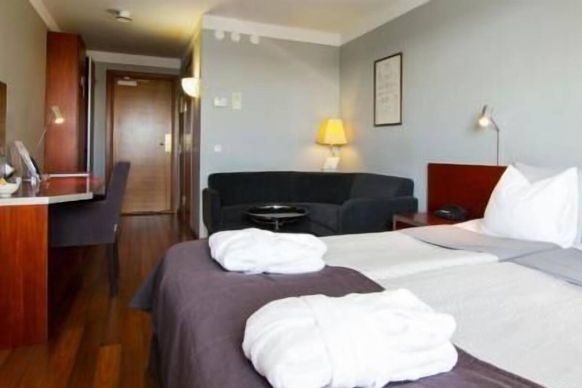 1 habitación, caja de seguridad en la habitación y escritorio