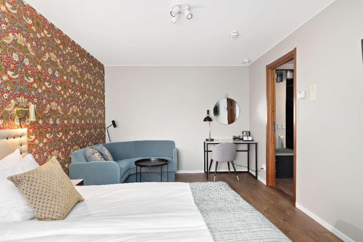 1 habitación, caja de seguridad en la habitación y escritorio 