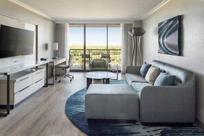 Suite, 1 kingsize-seng med sovesofa, balkong, bassengutsikt | Sengetøy av topp kvalitet, senger med overmadrass og safe på rommet