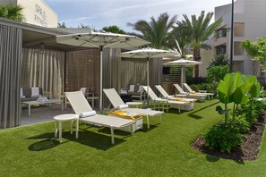 3 utendørsbassenger, bassengtelt (mot betaling) og bassengparasoller